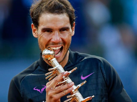 Rafael Nadal lần thứ 3 liên tiếp được cắn cúp ở mùa giải năm nay.